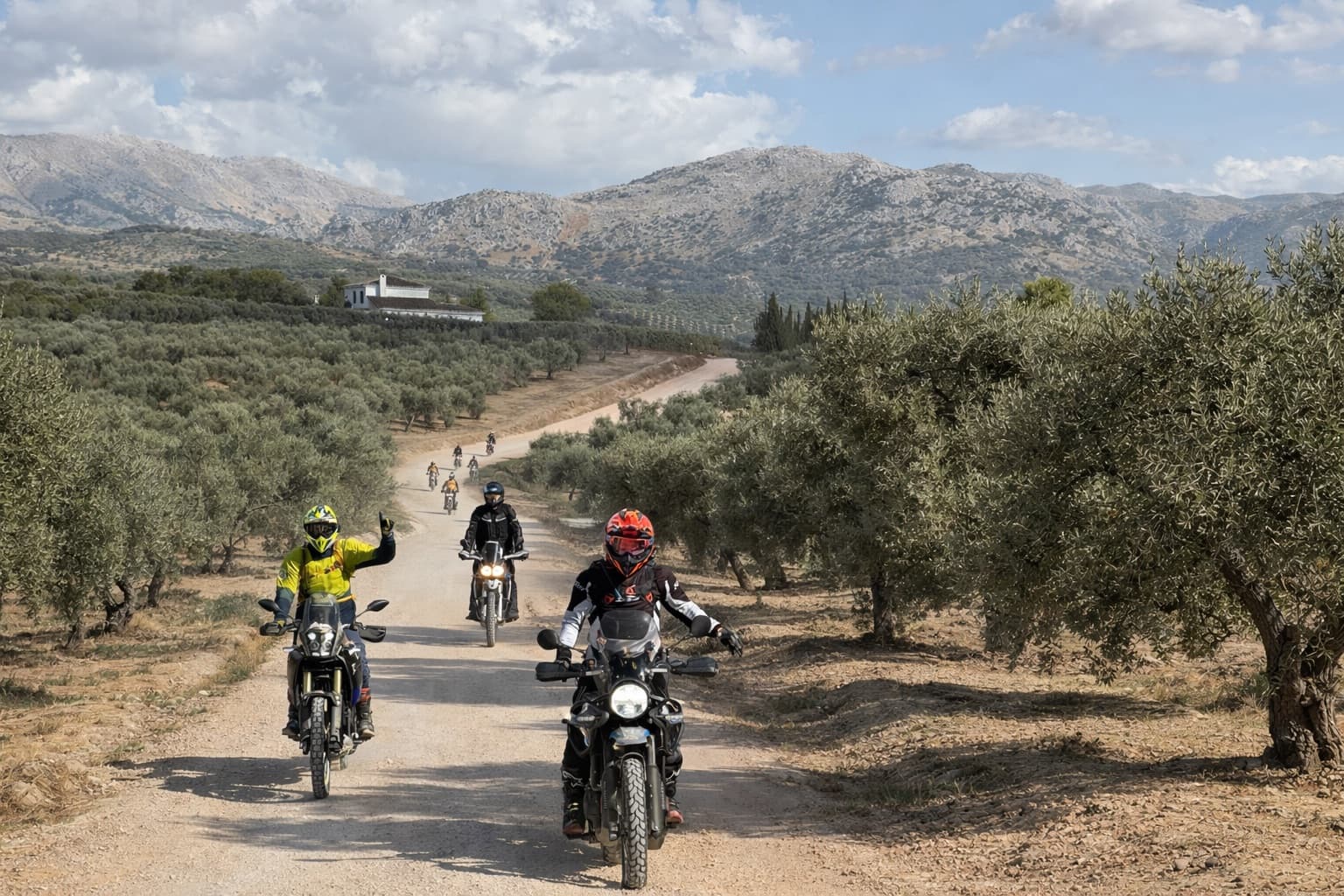 Motorkáři na organizovaném motovýletu po Španělsku s průvodcem