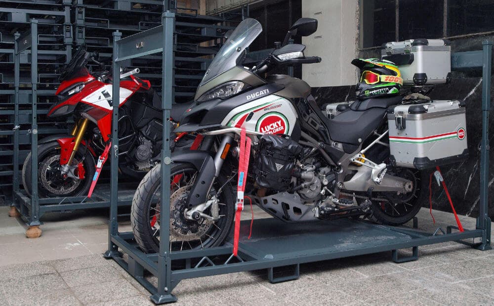 Motorky připravené k přepravě do Španělska v kamionu MOTOVOLA